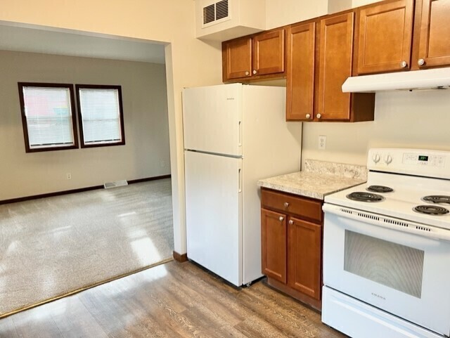 1933 Fairview Dr in West Bend, WI - Building Photo - Building Photo