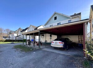 411 Bartram Ave in New Castle, PA - Foto de edificio - Building Photo