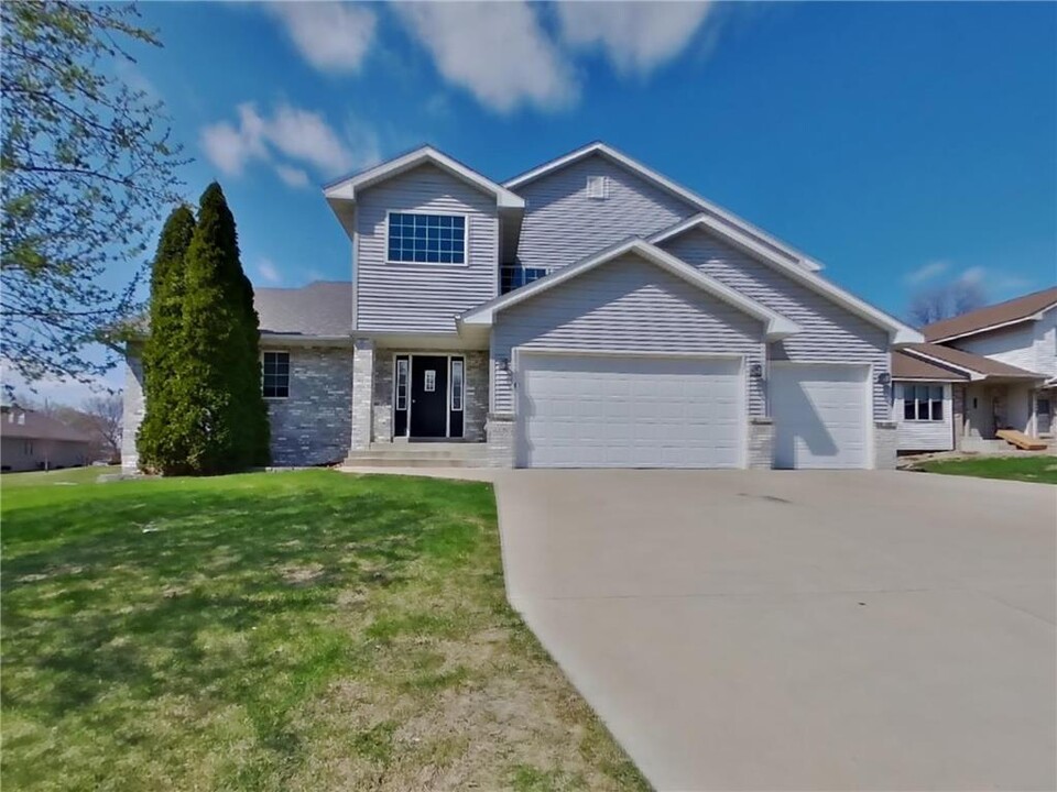 1282 Jefferson St S in Shakopee, MN - Building Photo