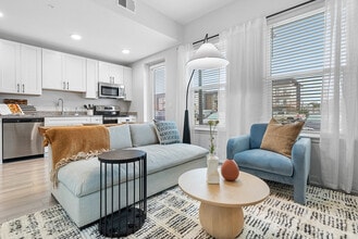 Lake Maggiore Apartments in St. Petersburg, FL - Foto de edificio - Building Photo