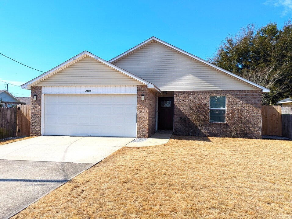 2001 Presidio St in Navarre, FL - Building Photo
