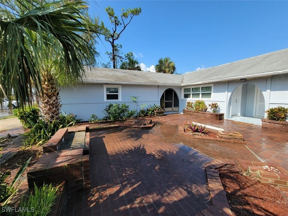 4730 SW 2nd Ave in Cape Coral, FL - Building Photo