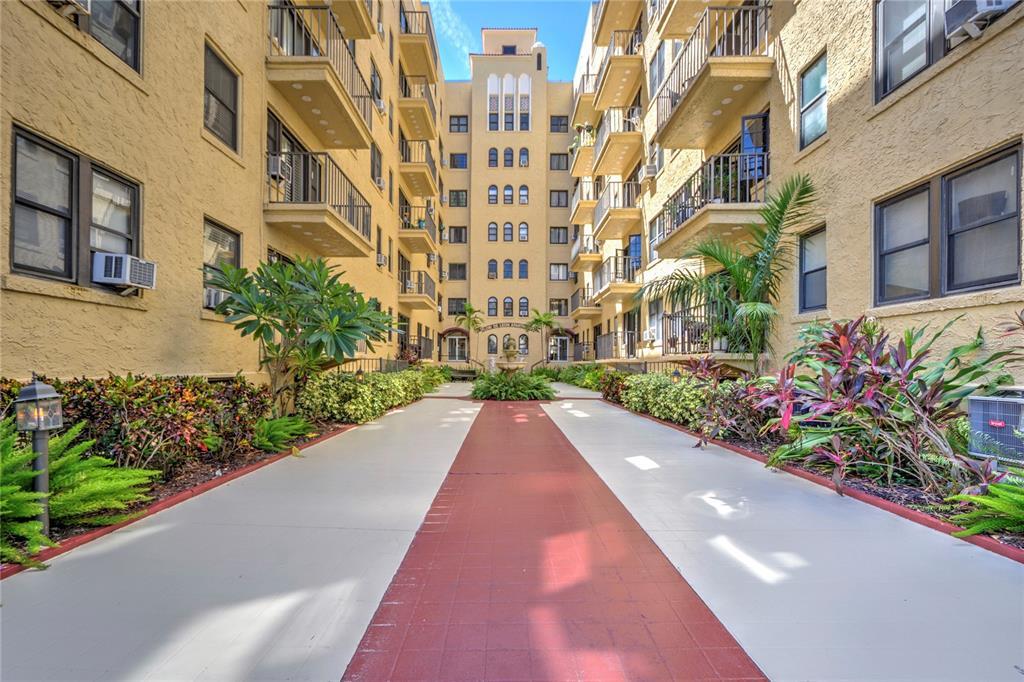 130 4th Ave N in St. Petersburg, FL - Building Photo
