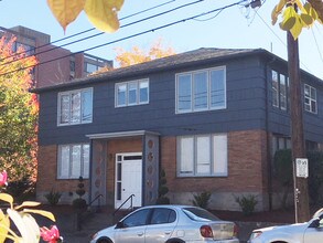 2244 NW Overton St in Portland, OR - Foto de edificio - Building Photo
