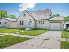 350 S 9th St in Bird Island, MN - Building Photo - Building Photo