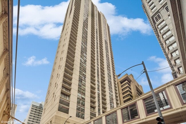 200 N Dearborn St, Unit 3008 in Chicago, IL - Building Photo - Building Photo