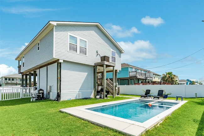 16547 Jolly Roger Rd in Jamaica Beach, TX - Building Photo - Building Photo