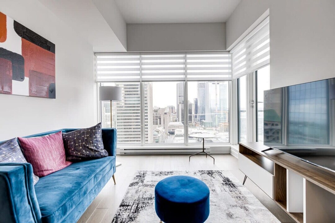 1130 Rue Saint-Antoine O in Montréal, QC - Building Photo