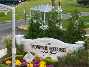 Towne House at Lido Beach in Lido Beach, NY - Building Photo - Building Photo