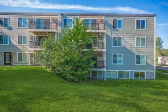Cedar Ridge Apartments in Apple Valley, MN - Foto de edificio - Building Photo
