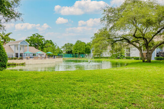 The Crest at Altamonte in Altamonte Springs, FL - Foto de edificio - Building Photo