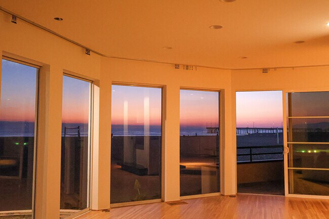 3505 Ocean Front Walk, Unit 3505 in Marina Del Rey, CA - Foto de edificio - Building Photo