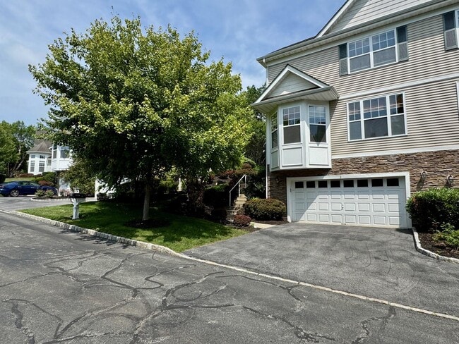 8 Green Ct in Middletown, NY - Building Photo - Building Photo