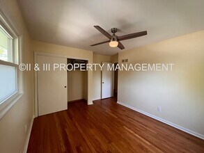 502 W Country Ln Terrace in Kansas City, MO - Building Photo - Building Photo