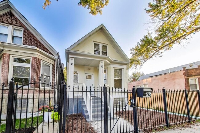 3425 W Carroll Ave in Chicago, IL - Building Photo - Building Photo