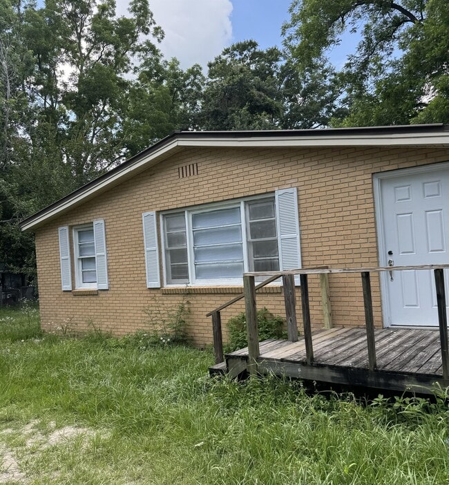 property at 2708 Dogwood Cir