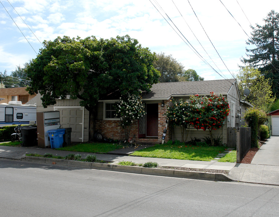 618 Benton St in Santa Rosa, CA - Building Photo