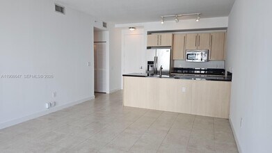 1111 SW 1st Ave, Unit 2124-N in Miami, FL - Foto de edificio - Building Photo