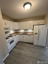 730 Cricket Ln in Woodbridge, NJ - Building Photo