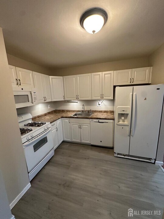 730 Cricket Ln in Woodbridge, NJ - Building Photo