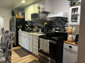 17 Patricia Rd, Unit 2 BEDROOM APARTMENT in East Patchogue, NY - Foto de edificio - Building Photo