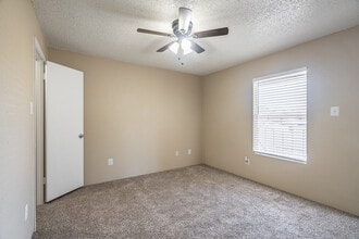 Creekwood Village in Beaumont, TX - Foto de edificio - Interior Photo