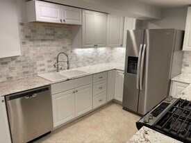 24 Forest Hills Dr, Unit B in Elmira, NY - Building Photo