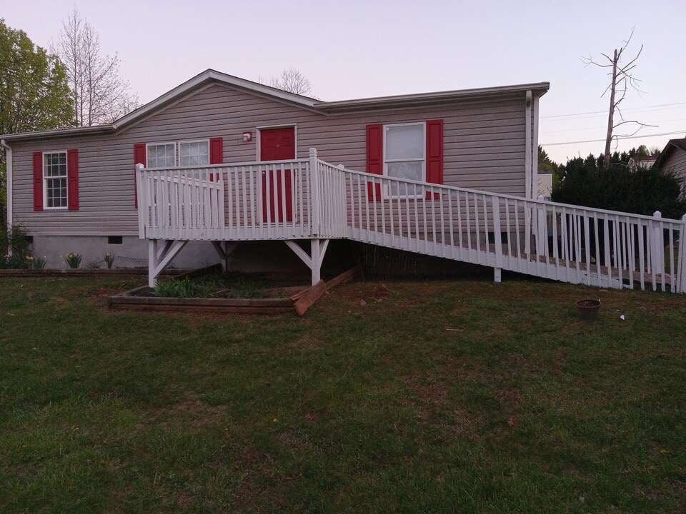 3177 Bear Trail Dr in Lenoir, NC - Building Photo