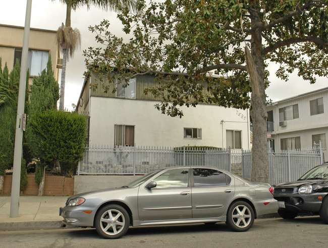 7539 Norton Ave in Los Angeles, CA - Foto de edificio - Building Photo