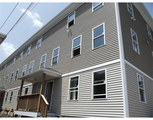 462 Fletcher St in Lowell, MA - Building Photo