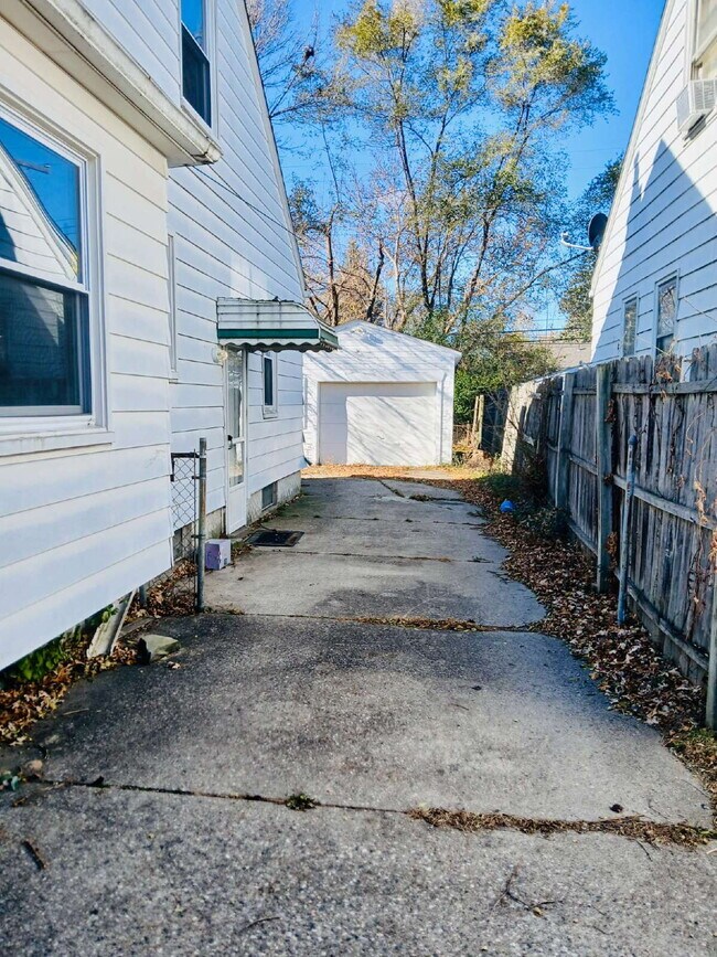 21465 Syracuse Ave in Warren, MI - Building Photo - Building Photo