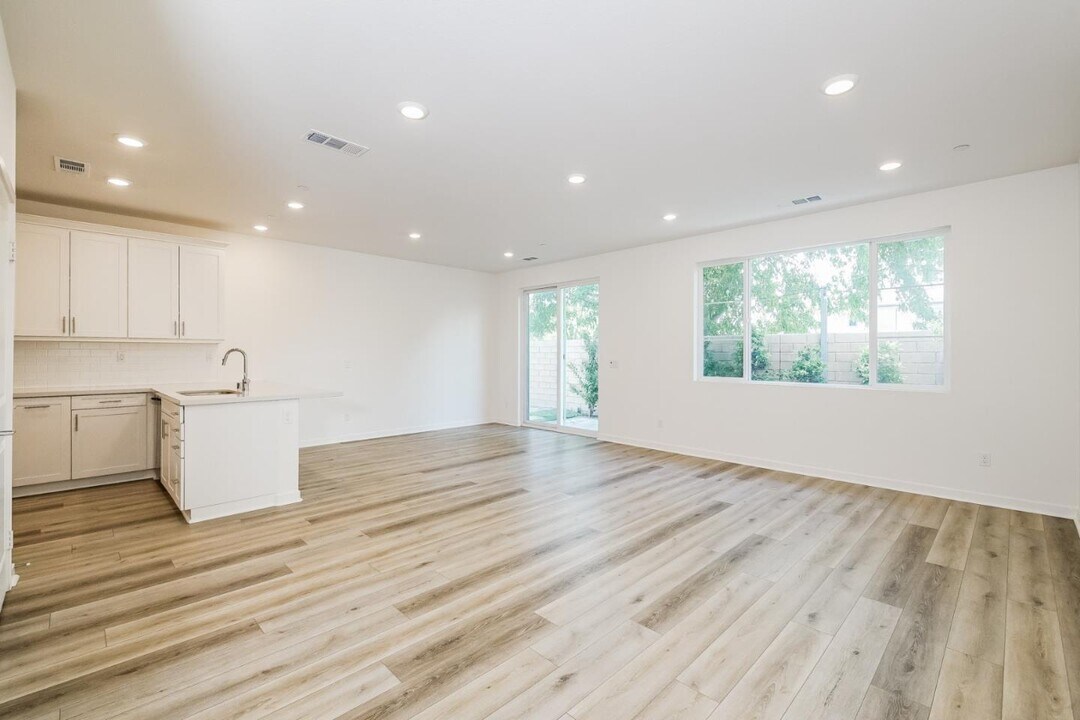 8255 Sophie Ct in Los Angeles, CA - Building Photo
