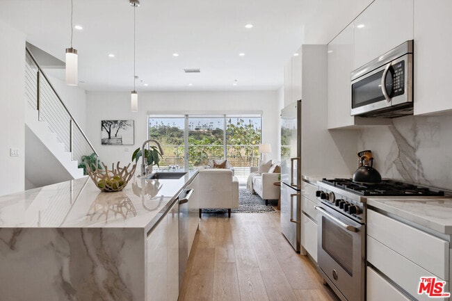 957 Figueroa Terrace in Los Angeles, CA - Building Photo - Building Photo