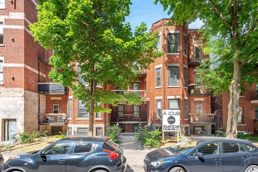17 De L'épée Av in Outremont, QC - Building Photo