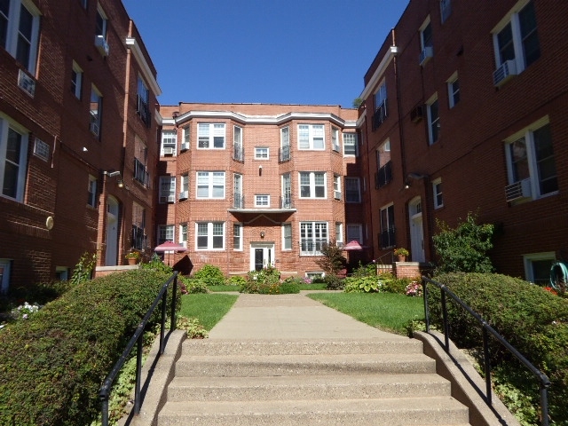 Coventry Court in Dubuque, IA - Foto de edificio