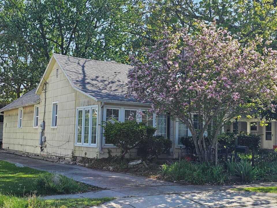 407 Conneaut Ave in Bowling Green, OH - Building Photo