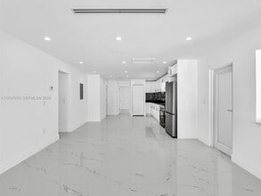 3354 NW 50th St in Miami, FL - Building Photo - Building Photo