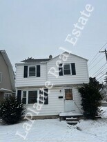 3802 Revere Dr in Toledo, OH - Building Photo