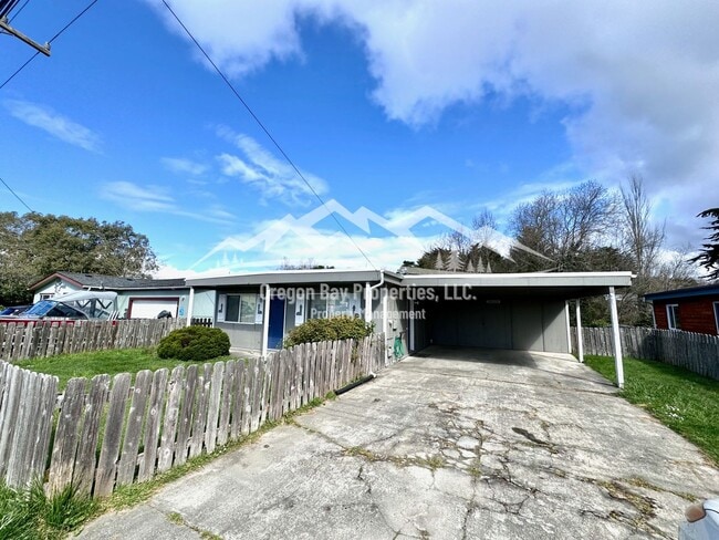 667 11th St SE in Bandon, OR - Building Photo - Building Photo