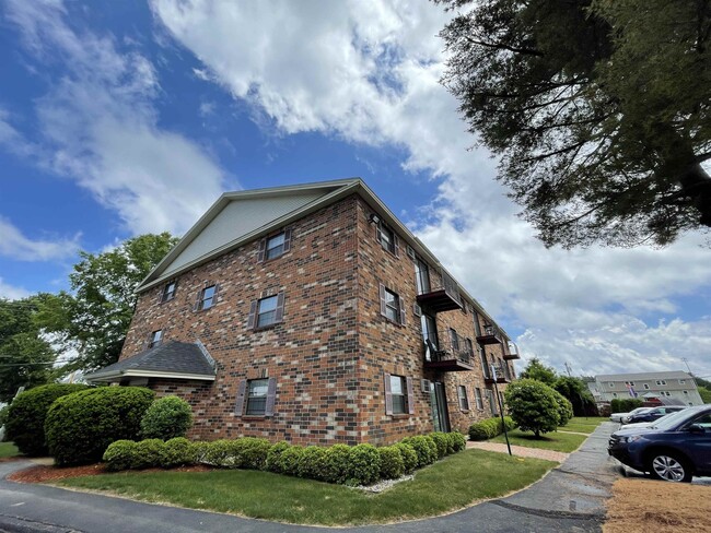 11 Railroad Ave in Derry, NH - Building Photo - Building Photo