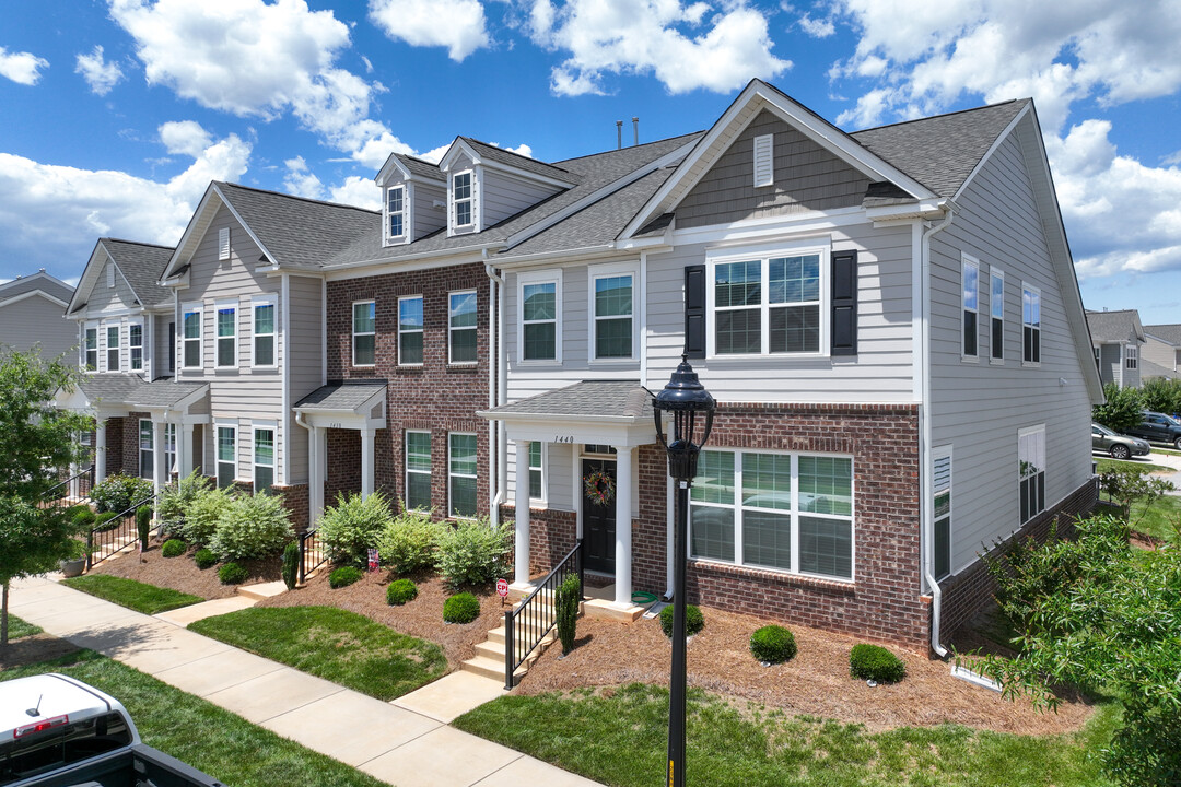 The Townes at Springvale Hill in Kernersville, NC - Foto de edificio