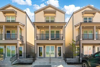 494 S Centro Cir in Shenandoah, TX - Building Photo - Building Photo