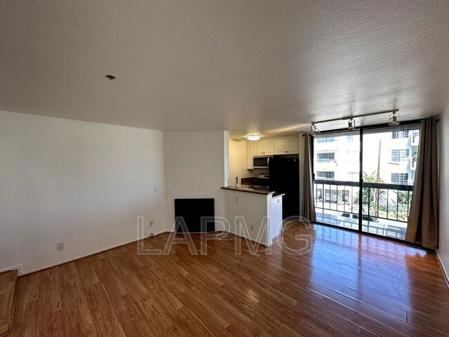 7320 Hawthorn Ave in Los Angeles, CA - Building Photo - Building Photo