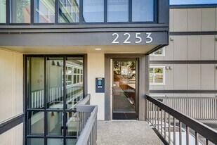 2253 Gilman Dr W in Seattle, WA - Building Photo