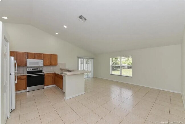 1125 SW Estaugh Ave in Port St. Lucie, FL - Building Photo - Building Photo