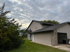 450 Skare Rd, Unit Lower unit #2 in Rio, WI - Foto de edificio - Building Photo