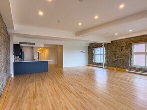 36 Saint-Paul Rue E in Montréal, QC - Building Photo - Building Photo