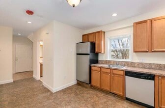 329 N Franklin St, Unit #1 Apartment in Holbrook, MA - Building Photo - Building Photo