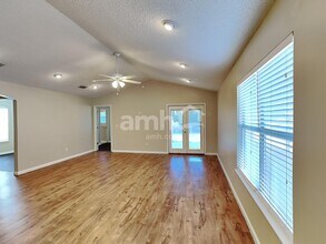 3139 Wavering Ln in Middleburg, FL - Foto de edificio - Building Photo