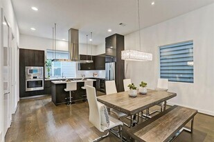 5905 E Post Oak Ln in Houston, TX - Building Photo